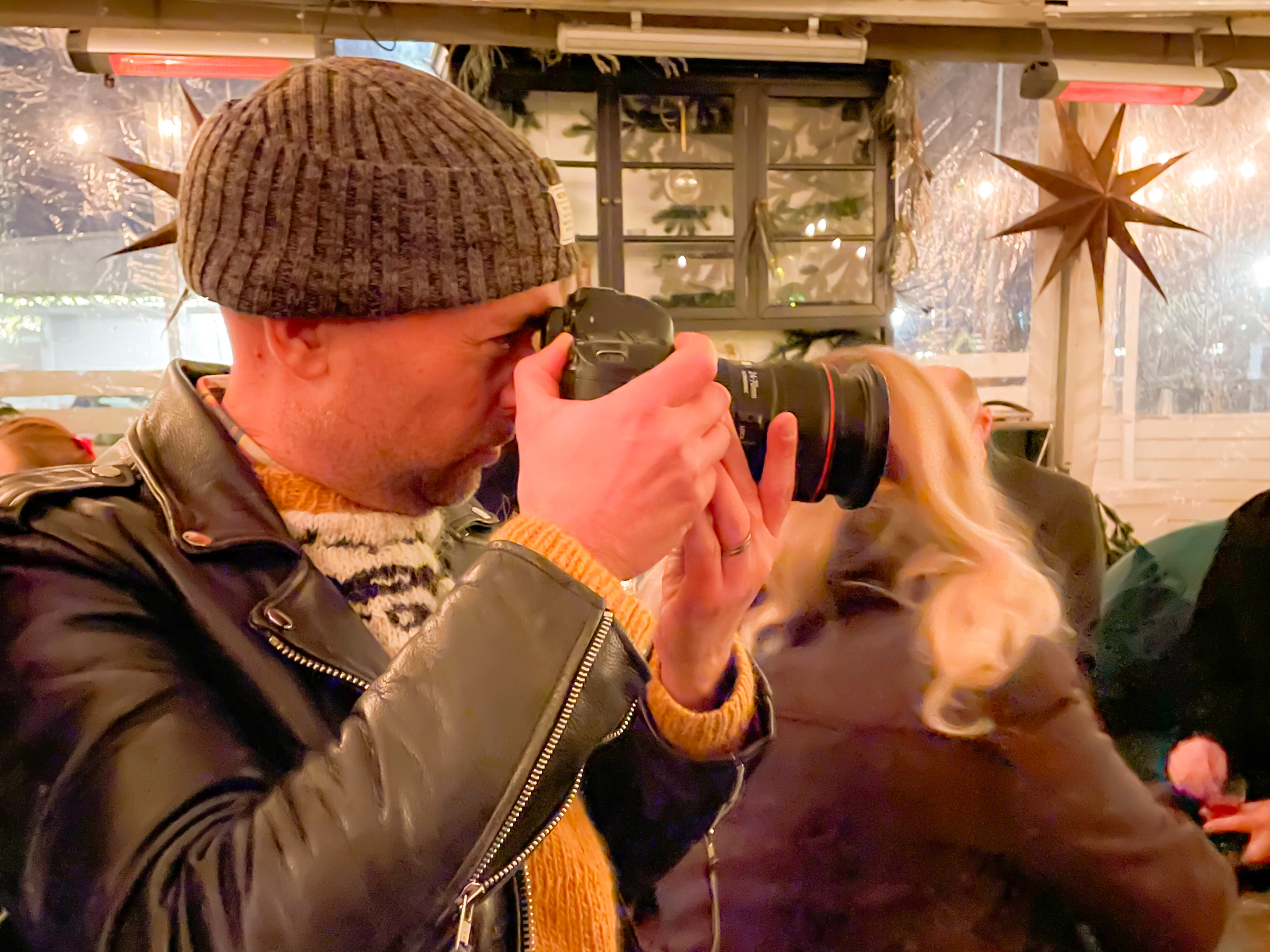 Konsulten Felix fotograferar